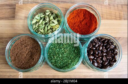Gläser mit Gewürzen und Bohnen und Kräutern Stockfoto