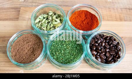 Gläser mit Gewürzen und Bohnen und Kräutern Stockfoto