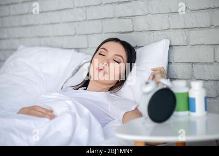 Brünette weiblich schlafen friedlich in ihrem Bett Stockfoto