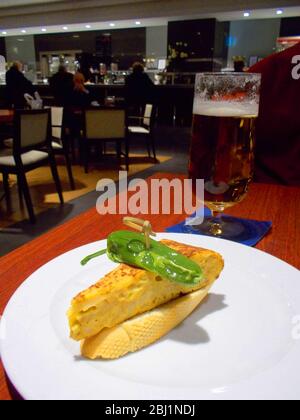 Spanische Tapa: pincho de Tortilla, spanisches Omelett auf Toast mit grünem Pfeffer. Spanien. Stockfoto