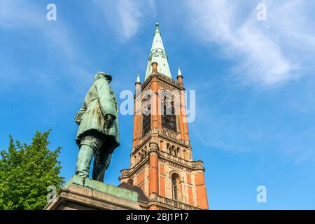 Bismarck-Denkmal vor der evangelischen Johanneskirche auf dem Martin-Luther-Platz, Landeshauptstadt Düsseldorf, Nordrhein-Westfalen, Deutschland, EU Stockfoto