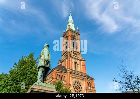 Bismarck-Denkmal vor der evangelischen Johanneskirche auf dem Martin-Luther-Platz, Landeshauptstadt Düsseldorf, Nordrhein-Westfalen, Deutschland, EU Stockfoto