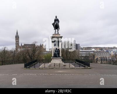 Blick auf die Reiterstatue von Lord Frederick Sleigh Roberts oder die indische Mutiny Statue, von dem Bildhauer Harry Bates, mit der Glasgow University im Hintergrund, Kelvingrove Park, Glasgow, Schottland, Großbritannien, während der Coronavirus Pandemie und Sperrung. Stockfoto