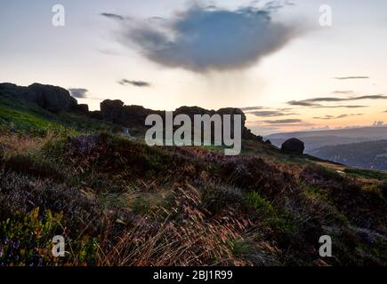 Cow and Calf Rock auf Ilkley Moor bei Sonnenuntergang im Ilkley Moor Stockfoto