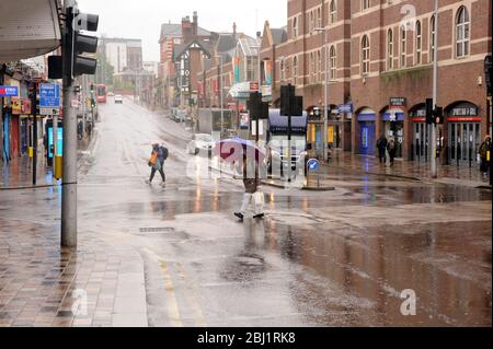 London, Großbritannien. April 2020. Nass Dienstag Morgen. Kredit: JOHNNY ARMSTEAD/Alamy Live News Stockfoto