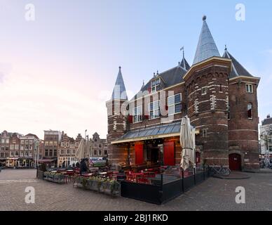 Das berühmte Torhaus Wahrzeichen jetzt Restaurant Cafe in de Waag, Amsterdam, Niederlande. Stockfoto