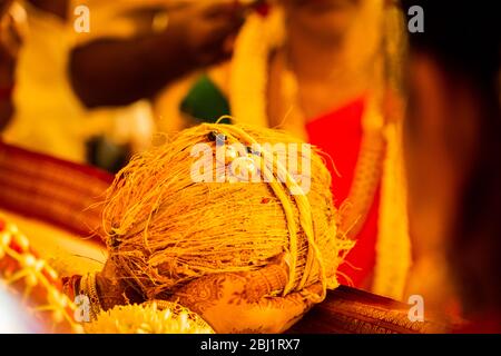 Nahaufnahme von Mangalsutra auf einer Kokosnuss bei einer südindischen Hindu-Hochzeit Stockfoto