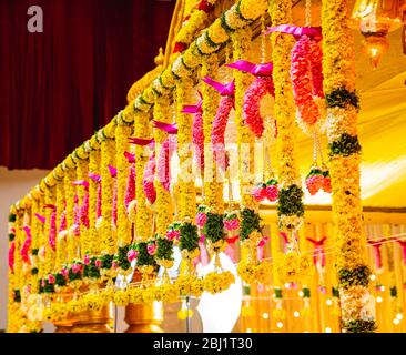 Blumendekoration bei einer südindischen Hindu-Hochzeit Stockfoto