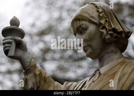 Derby, Derbyshire, Großbritannien. April 2020. Ein Regentropfen fällt von einer Statue der Florence Nightingale, nachdem die Nation ein minuteÕs Schweigen beobachtet hat, um Schlüsselarbeiter zu erinnern, die wegen Covid-19 während der Sperrung der Coronavirus-Pandemie gestorben sind. Credit Darren Staples/Alamy Live News. Stockfoto