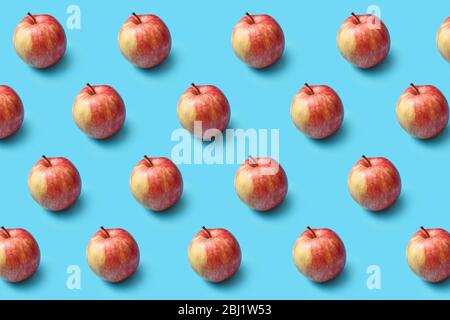 Frisches natürliches Bio-Äpfelmuster auf blauem Hintergrund. Stockfoto