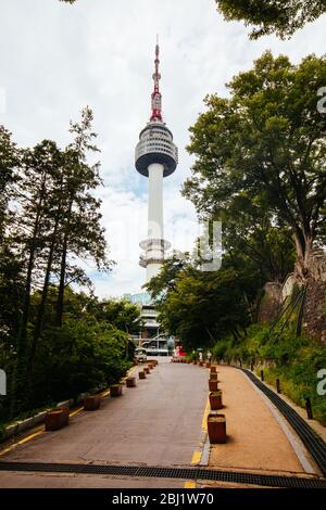 N Seoul Tower auf dem Namsan Hill in Seoul Südkorea Stockfoto
