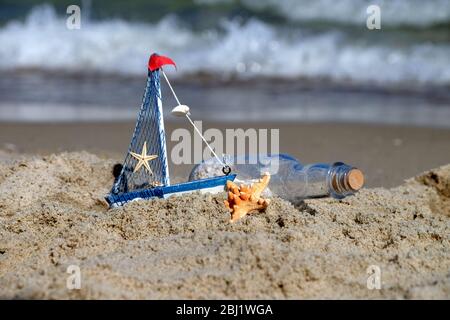 Spielzeugschiff auf Meereshintergrund Stockfoto