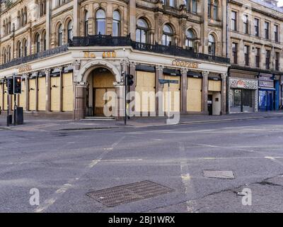 Coopers Bar auf GT. Die Western Road wurde aufgrund der Sperrung in Glasgow, Schottland, für nicht wichtige Unternehmen während der britischen Coronavirus-Pandemie für Geschäfte geschlossen und an Bord gebracht. Stockfoto