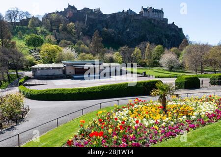 Ross Bandstand in West Princes Street Gardens mit Edinburgh Castle im Hintergrund - Edinburgh, Schottland, Großbritannien Stockfoto