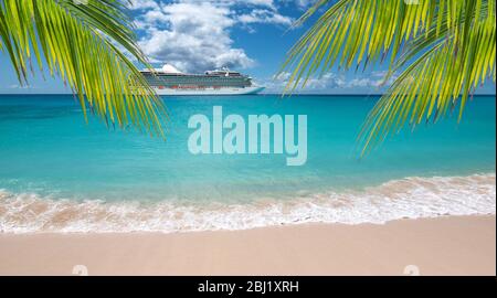 Tropischer Strand mit Palmen. Seitenansicht des Luxus-Kreuzfahrtschiffes im Hintergrund. Stockfoto