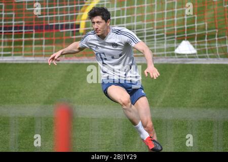 München, Deutschland. April 2020. Robert LEWANDOWSKI (FC Bayern München) zieht los, Action. FC Bayern München Training in der Coronavirus-Pandemie in kleinen Gruppen. Training in der Saebener Straße. Fußball 1. Bundesliga, Saison 2019/2020, am 28. April 2020 Quelle: dpa/Alamy Live News Stockfoto