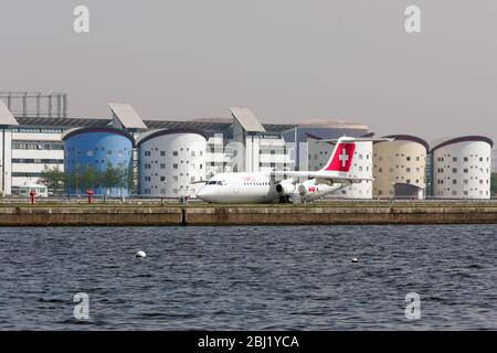 London City Airport mit der University of East London Studentenunterkunft im Hintergrund Stockfoto