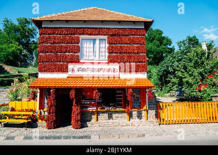 Tihany, Ungarn - 28. Juni 2019 : Rote scharfe scharfe Chili Paprika Paprika Souvenirshop Stockfoto
