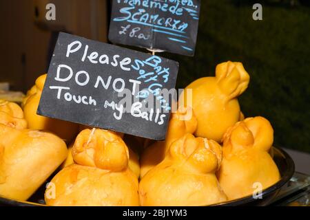 Scamorza ist ein süditalienischer Kuhmilchkäse. Es kann auch aus anderen Milch hergestellt werden, aber das ist weniger üblich. Es ist ein gestreckter Quark, in dem Stockfoto