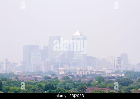 Luftverschmutzung london, nebliger Tag urbaner Smog über der Stadt London Canary Wharf an einem warmen Sommernachmittag, großbritannien Stockfoto