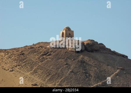 Blick auf die Gräber der Adligen Berg in Assuan Ägypten mit crpyt auf Hügel Stockfoto