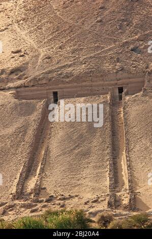 Blick auf den Eingang zu den Gräbern der Adligen Berg in Assuan Ägypten Stockfoto