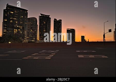 Einige zufällige Wolkenkratzer in Melbourne von der Jim Stynes Bridge Stockfoto