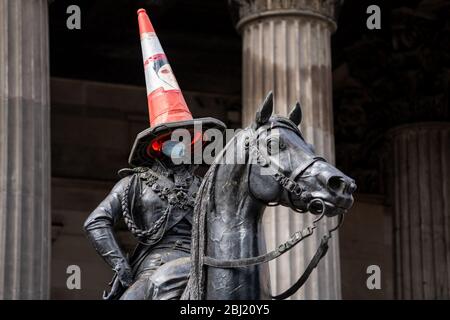 Glasgow, Schottland, Großbritannien. April 2020. Coronavirus Scotland Großbritannien: Die ikonische Statue des Duke of Wellington in Glasgow trägt eine Gesichtsmaske wie die schottische Regierung sagt, sollten Schotten beim Besuch von Geschäften oder öffentlichen Verkehrsmitteln Gesichtsbedeckungen tragen.Quelle: Kay Roxby/Alamy Live News Stockfoto