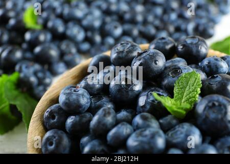 Leckere reife Heidelbeeren mit Minze in Schale auf dem Tisch aus nächster Nähe Stockfoto