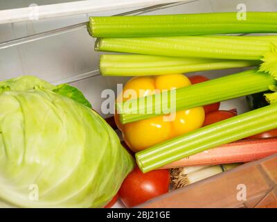 Frisches Gemüse in der Salatknuspriger-Schublade im Kühlschrank Stockfoto
