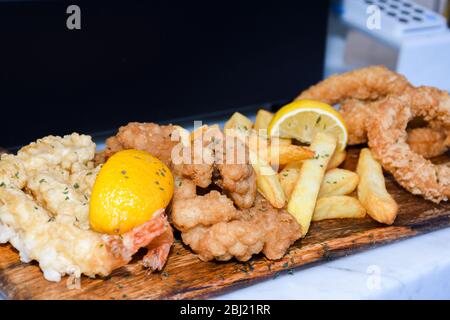 Fish and Chips ist ein heißes Gericht, das aus gebratenem Fisch in Teig mit Chips serviert wird. Klassische Fish and Chips sind eines der nationalen Gerichte Großbritanniens. Frisch Stockfoto