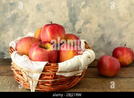 Rote Äpfel in einem Korb. Reife Äpfel in einem Weidenkorb. Peasgood's Nonsuch Apple Stockfoto