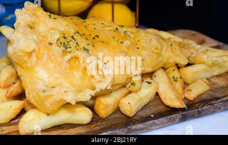 Fish and Chips ist ein heißes Gericht, das aus gebratenem Fisch in Teig mit Chips serviert wird. Klassische Fish and Chips sind eines der nationalen Gerichte Großbritanniens. Frisch Stockfoto