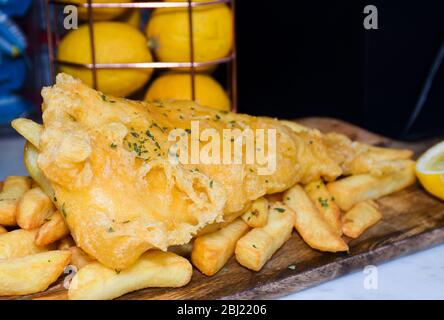 Fish and Chips ist ein heißes Gericht, das aus gebratenem Fisch in Teig mit Chips serviert wird. Klassische Fish and Chips sind eines der nationalen Gerichte Großbritanniens. Frisch Stockfoto