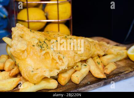 Fish and Chips ist ein heißes Gericht, das aus gebratenem Fisch in Teig mit Chips serviert wird. Klassische Fish and Chips sind eines der nationalen Gerichte Großbritanniens. Frisch Stockfoto