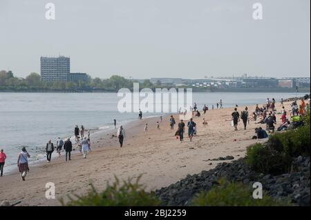 Elbe in Hamburg, Niedrigwasser , Flussbett trocken aus, am 27. April 2020 Stockfoto