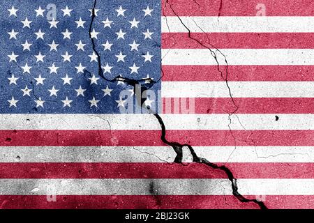 USA-Flagge auf rissiger Betonwand. Das Konzept der Krise, des Zahlungsausfalls, des wirtschaftlichen Zusammenbruchs, der Pandemie, des Konflikts, des Terrorismus oder anderer Probleme im Land. Stockfoto