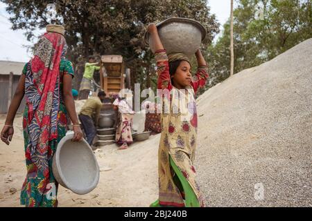 Jaflong / Bangladesch - 28. Januar 2019: Bengalische Frauen arbeiten hart in der Steinindustrie für Bauzwecke Stockfoto