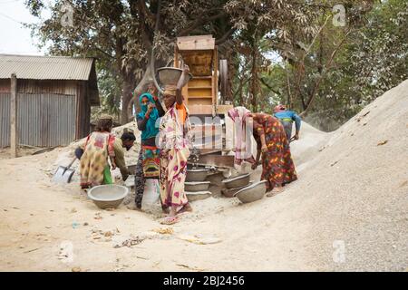 Jaflong / Bangladesch - 28. Januar 2019: Bengalische Frauen arbeiten hart in der Steinindustrie für Bauzwecke Stockfoto