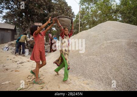 Jaflong / Bangladesch - 28. Januar 2019: Bengalische Frauen arbeiten hart in der Steinindustrie für Bauzwecke Stockfoto