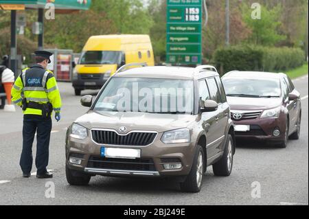 Ballinascarthy, West Cork, Irland. April 2020. Auf der N71 in Ballinascarthy wurde heute im Rahmen der Operation Fanacht ein Garda-Checkpoint durchgeführt, um sicherzustellen, dass Autofahrer nur im Einklang mit den Bestimmungen der Regierung Covid-19 wesentliche Fahrten Unternehmen. Mehr als 2,500 Gardai werden zusätzliche Patrouillen und man Checkpoints montieren, um unnötige Reisen zu den Bankfeiertage zu stoppen. Credit: AG News/Alamy Live News Stockfoto