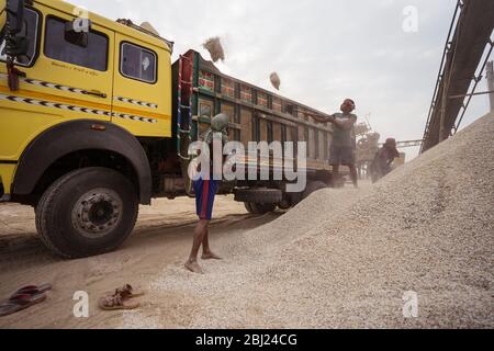 Jaflong / Bangladesch - 28. Januar 2019: Bengalische Männer arbeiten hart in der Steinindustrie für Bauzwecke Stockfoto