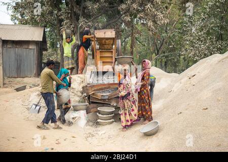 Jaflong / Bangladesch - 28. Januar 2019: Bengalische Frauen arbeiten hart in der Steinindustrie für Bauzwecke Stockfoto