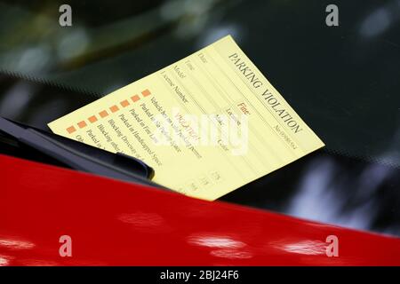 Parkplatzverletzung Ticket auf Auto Windschutzscheibe Stockfoto
