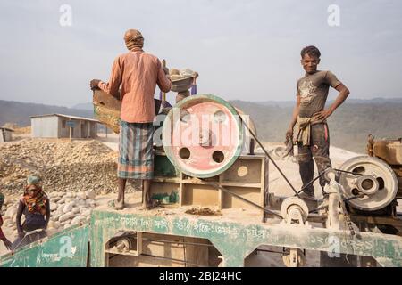 Jaflong / Bangladesch - 28. Januar 2019: Bengalische Männer arbeiten hart in der Steinindustrie für Bauzwecke Stockfoto