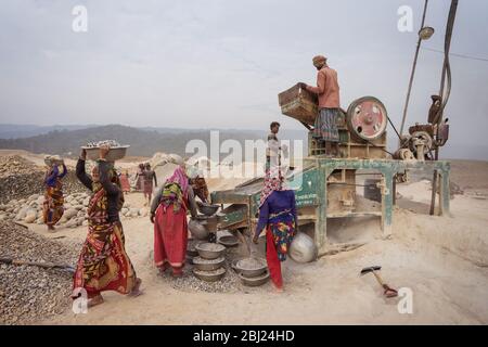 Jaflong / Bangladesch - 28. Januar 2019: Bengalische Frauen arbeiten hart in der Steinindustrie für Bauzwecke Stockfoto