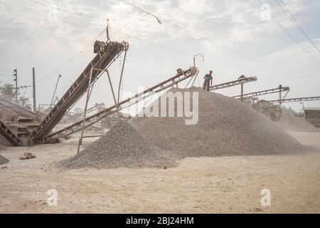 Jaflong / Bangladesch - 28. Januar 2019: Bengalische Männer arbeiten hart in der Steinindustrie für Bauzwecke Stockfoto