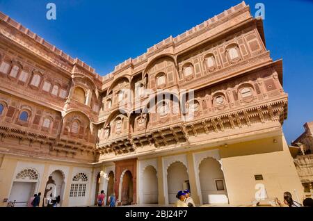 JODHPUR, INDIEN – DEZ. 02, 2019: Schöne Aussicht auf Mehrangarh Museum Palace, Fort von Rao Jodha Ji um 1459 gebaut. Es ist eines der größten Festungen. Stockfoto