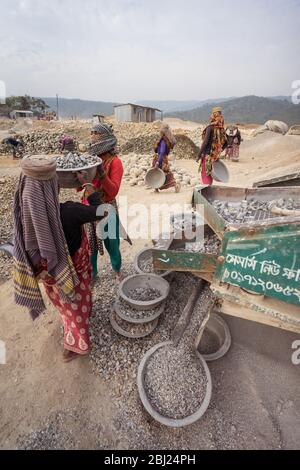 Jaflong / Bangladesch - 28. Januar 2019: Bengalische Frauen arbeiten hart in der Steinindustrie für Bauzwecke Stockfoto