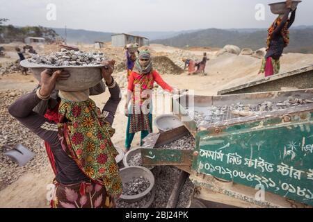 Jaflong / Bangladesch - 28. Januar 2019: Bengalische Frauen arbeiten hart in der Steinindustrie für Bauzwecke Stockfoto